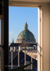 哥本哈根巴贝特古尔德斯梅登酒店的从窗户欣赏建筑圆顶的景色