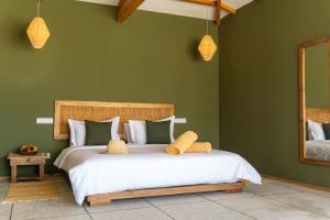 达赫拉Oasis212 Dakhla的一间卧室设有一张带绿色墙壁的大床