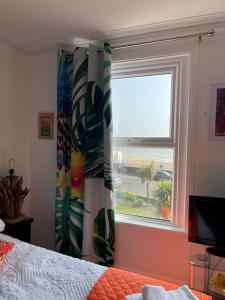 伊斯特布恩"The Caribbean" Seafront Apartment的一间卧室设有海景窗户