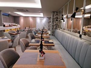 阿尔姆尼卡Hotel Noy的餐厅里一排桌椅