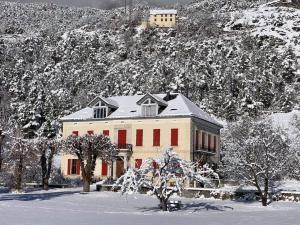 若西耶Magnifique appartement 8 couchages dans villa historique的大房子,雪上装有红色门
