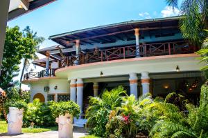 马林迪非洲度假别墅酒店的前面有柱子和植物的房子