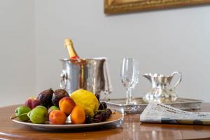 威尼斯Mocenigo Grand Canal Luxury Suites的木桌上的一盘水果