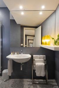 威尼斯Mocenigo Grand Canal Luxury Suites的一间带水槽和镜子的浴室