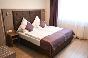 汉堡Ata Hotel - Self Check-in的一间卧室设有一张大床和大窗户