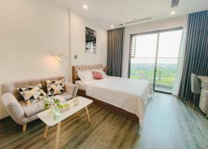 河内Apartment 1BR-FL12th-R103 Building-Vinhome Ocean Park的酒店客房,配有床和沙发