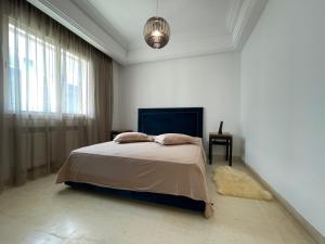 突尼斯Bright Flat Lac 2 Tunis的白色的卧室设有床和窗户