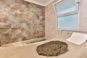 阿巴诺泰尔梅奎希桑纳温泉酒店的带浴缸、床和窗户的浴室