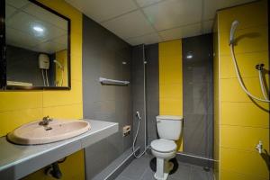 合艾帕萨瓦酒店（โรงแรมภาสว่าง）的一间带水槽、卫生间和淋浴的浴室