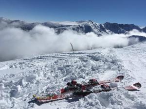 班斯科Mountain Sunrise的山上雪地里躺着的一双滑雪板