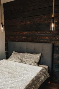Amberhouse的一间卧室配有一张木墙床