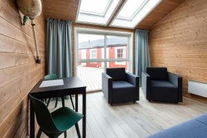 雷讷伊莲森罗布尔酒店的一间设有两把椅子、一张桌子和一个窗户的房间