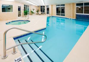 阿什维尔Holiday Inn Express & Suites Asheville Downtown, an IHG Hotel的大楼内一个蓝色的大型游泳池