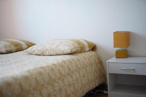 特鲁瓦Petit appartement cosy à Troyes的床上配有两个枕头,设有床头柜