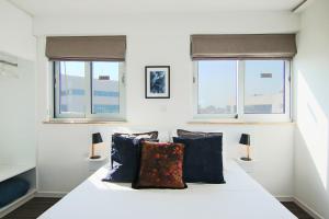 尼科西亚Phaedrus Living: Luxury Suite Nicosia 503的卧室配有白色床和2扇窗户