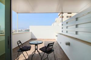 尼科西亚Phaedrus Living: Luxury Suite Nicosia 503的大楼内的阳台配有桌椅