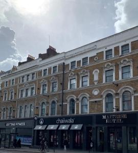 伦敦Maitrise Hotel Maida Vale - London的城市街道上一座大型砖砌建筑