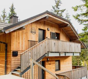 Mozirska KočaApartma BANI - GOLTE的小木屋设有甲板和阳台