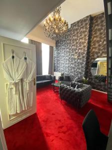 布鲁塞尔La Bourse Hotel的一间铺有红地毯并配有吊灯的客厅