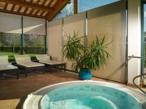 法恩莎Villa Abbondanzi Resort的庭院中央的按摩浴缸