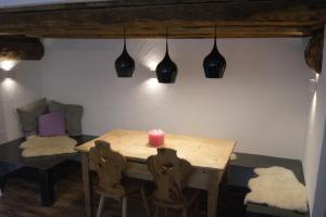 波斯基亚沃Charming 3½ room cottage in Valposchiavo的一张桌子,上面有蜡烛,还有两把椅子