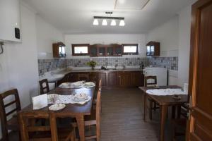 Kovács tanya - falusi szálláshely的一间厨房,内设木桌和椅子