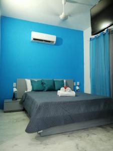 拉斯特拉纳斯Casa merengue的蓝色的卧室,配有一张蓝色墙壁的床