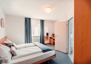 卢特巴赫Hotel Rössli Luterbach的一间卧室设有一张床和一个窗口
