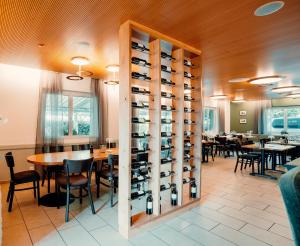 卢特巴赫Hotel Rössli Luterbach的用餐室设有桌子和酒窖。