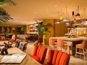 千叶法兰克斯酒店的一间餐厅,房间内设有橙色椅子和桌子