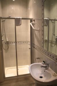 埃克斯茅斯Devoncourt Short Term Rentals的一间带玻璃淋浴和水槽的浴室