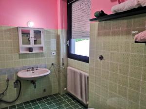 松德里奥B&B VILLA DIEGO的一间带水槽和镜子的浴室