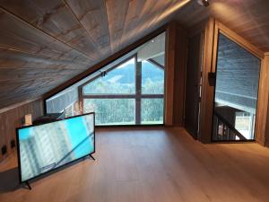 奥尔Snart er det vår i Hallingdal!的客厅配有平面电视和大窗户。
