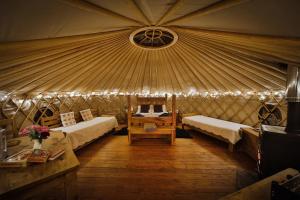 CauldonSecret Cloud House Holidays Luxury Yurts with Hot Tubs的蒙古包内带两张床的房间