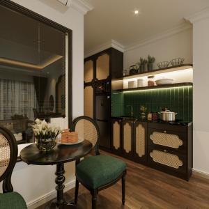 河内La Passion Hanoi Hotel & Apartment的厨房以及带桌椅的用餐室。