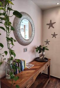 切塞纳蒂科Le stanze di Diana的配有带镜子的木桌的客房