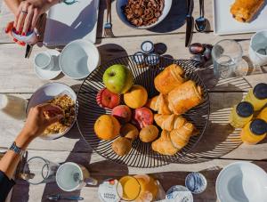 谷雪维尔Manali Lodge by Alpine Residences的一张桌子,上面放着一大堆不同种类的面包和水果