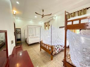 峰牙Phong Nha Farmstay的一间卧室设有两张双层床和吊扇