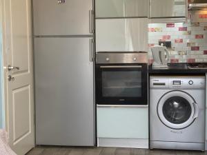 费特希耶X SUITE APART的厨房配有微波炉和洗衣机。