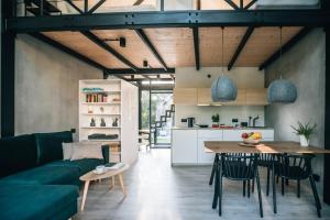 别尔斯克-比亚拉Projekt Cuberniok的厨房以及带绿色沙发和桌子的客厅。