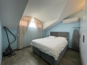 费特希耶X SUITE APART的一间卧室设有一张床和一个窗口