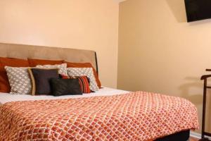 欧文顿GREAT 2 bedroom Condo,FREE parking,easy commute.的一间卧室配有带枕头的床