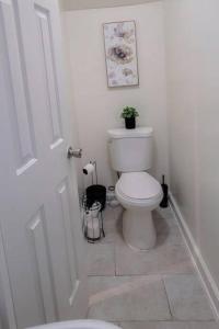 欧文顿GREAT 2 bedroom Condo,FREE parking,easy commute.的白色的浴室设有卫生间和门