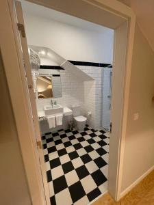 丰沙尔PIER HOUSE Accommodation的一间带水槽和卫生间的浴室