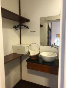 圣路易斯Palma Hostel的一间带水槽和镜子的浴室