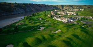 莱斯布里奇Paradise Canyon Golf Resort, Luxury Condo M407的享有毗邻高尔夫球场的空中景致
