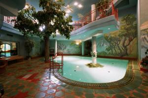 霍赫克尼希山麓丁滕米特尔维尔特康体酒店的一座带楼梯的大楼内的大型游泳池
