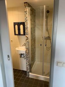 伦德't Brouwershuis的带淋浴和盥洗盆的浴室