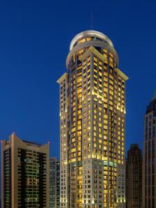 多哈Dusit Hotel & Suites - Doha的一座高大的建筑,上面有一个圆顶