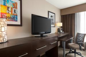萨默维尔Holiday Inn Boston Bunker Hill Area, an IHG Hotel的酒店客房设有一张书桌,电视